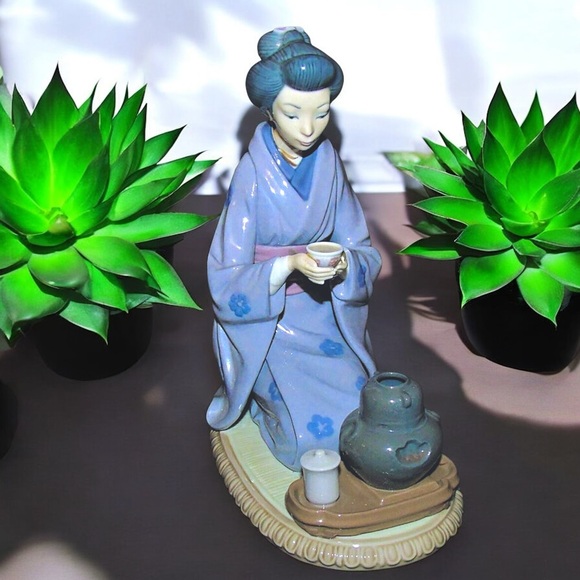 Retired Lladró August Moon or Geisha Japanese Girl Serving Tea #5122 - Picture 6 of 16